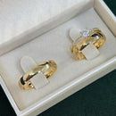 Par de Alianças 4mm Banhadas a Ouro 18k com Anel Solitário Cravejado - Laços