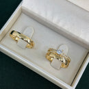 Par de Alianças 4mm Banhadas a Ouro 18k com Anel Solitário Cravejado - Laços