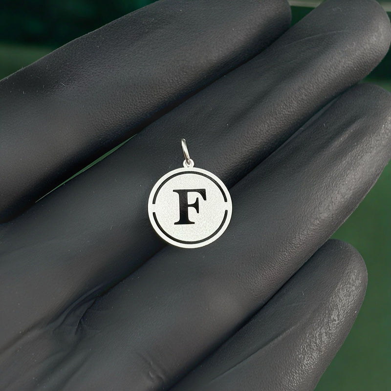 Medalha com Inicial Vazada Personalizável em Prata 925