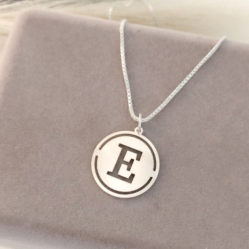 Medalha com Inicial Vazada Personalizável em Prata 925